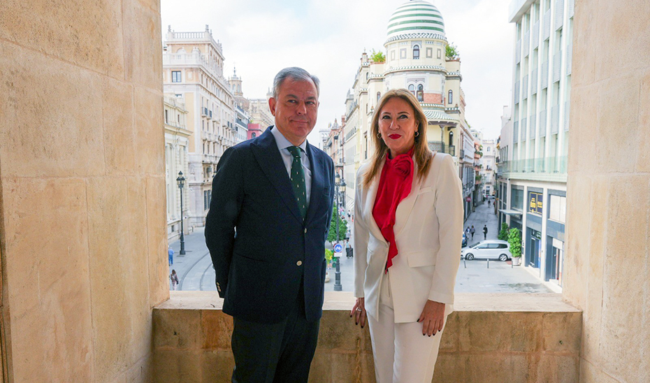 Carolina España y José Luis Sanz, en el Ayuntamiento de Sevilla.